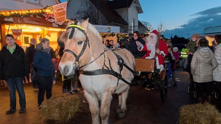 Prominenter Besuch am Sonntagnachmittag auf dem Weihnachtsmarkt in Bookholzberg: Der Weihnachtsmann fuhr mit Kutscherin Jasmin und Pferd Gandi vor. 