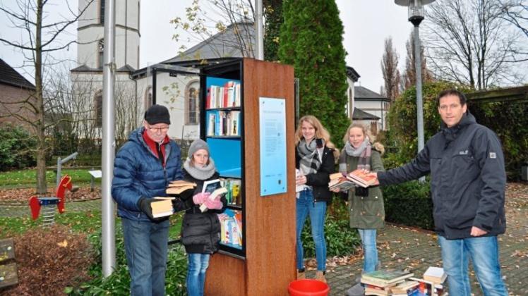 Das große Dankeschön der Gesmolder Bürger gilt den Bücherpaten (von links) Dieter Koch, Lenja Ronning, Rieke Schlüter, Melina Ronning und Thorsten Ronning, die sich um den Bücherschrank kümmern. 