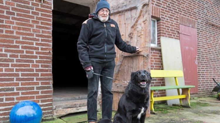 Viel muss noch getan werden: Rainer Broschk möchte in Hohenböken eine Auffangstation für Hunde aufbauen. Hündin Laika (12) freut sich zusammen mit Broschk schon auf neue Bekanntschaften. 