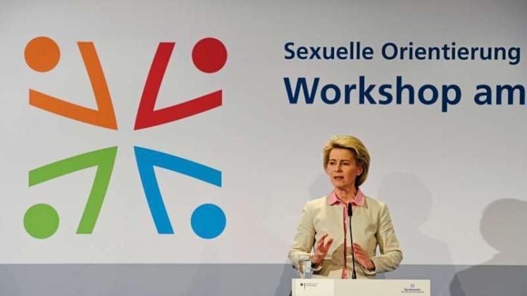 Verteidigungsministerin Ursula von der Leyen (CDU) spricht in Berlin bei einem Bundeswehr-Workshop für sexuelle Minderheiten zu den Gästen. Bei dem Workshop „Sexuelle Orientierung und Identität in der Bundeswehr“ geht es um die Chancengerechtigkeit von Angehörigen sexueller Minderheiten in der Bundeswehr. 