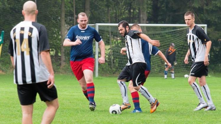 20 Mannschaften wie der Bookholzberger TB (schwarz-weiß) und die „Topran Kickers“ spielten am Samstag in Bookhorn um den „4. Transgourmet Sommer Cup“. 