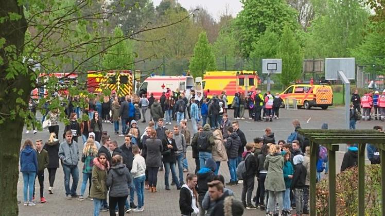 Großeinsatz an der Oberschule in Bookholzberg. Mehrere Schüler wurden durch versprühtes Reizgas verletzt. 