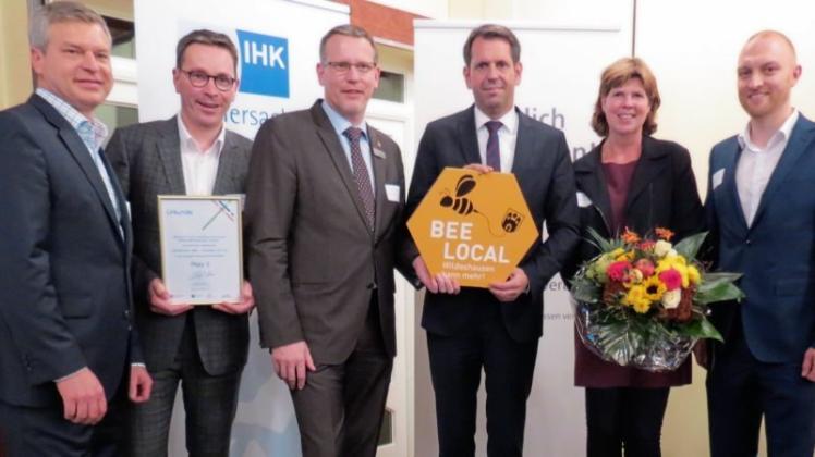 Wirtschaftsminister Olaf Lies (3. v. r.) hat die Wildeshauser Wirtschaftsförderungsidee „BEElocal 2.0“ ausgezeichnet. Darüber freuten sich Bürgermeister Jens Kuraschinski (3. v. l.) und die Delegationsmitglieder (v. l.) Karsten Poppe, Johannes Lenzschau, Daniela Baron und Lars Eckhoff. 
