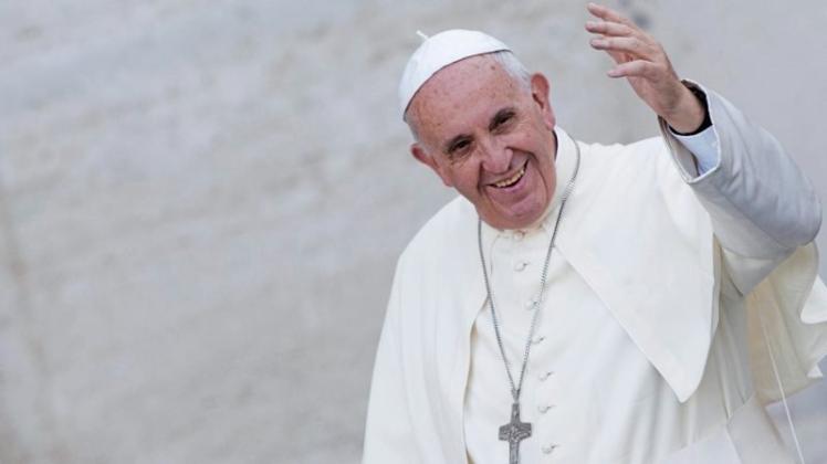 Ein dreijähriges Mädchen hat Papst Franziskus während einer Umarmung die Kappe gestohlen. Der Papst lachte herzhaft über die Aktion. 