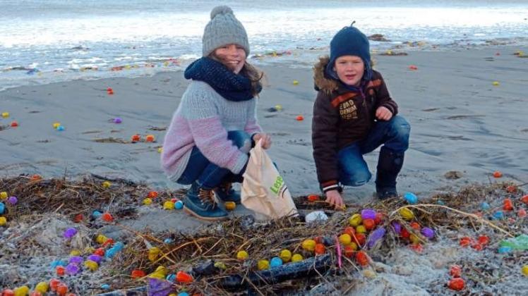 Kinder auf der Jagd nach Spannung und Spiel: Auf Langeoog sind am Mittwoch Zehntausende Ü-Eier angespült worden. 