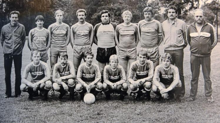Clublegenden: Die Herrenmannschaft der SG Bookhorn schaffte 1985 den Aufstieg in die Kreisliga. 