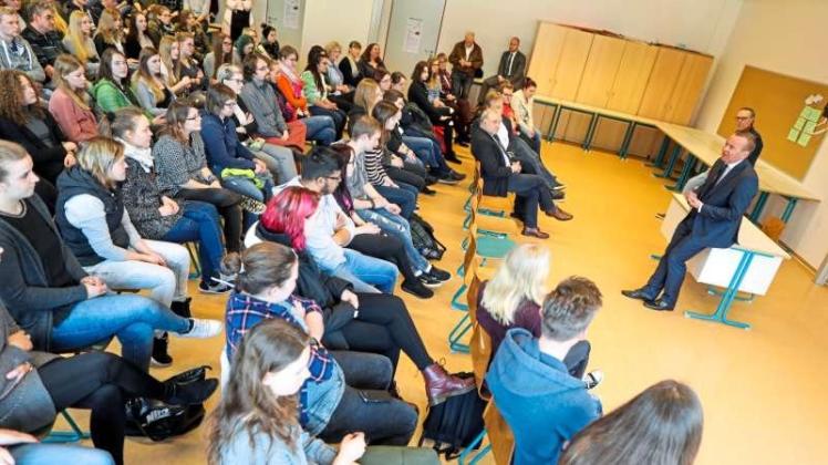 Der niedersächsische Innenminister Boris Pistorius (SPD) diskutierte in der BBS Haste mit Schülern. 