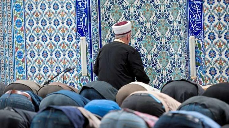 Fast 1000 Imame in Deutschland werden vom türkischen Staat entsandt und bezahlt. Ali Ertan Toprak, der Präsident der Bundesarbeitsgemeinschaft der Immigrantenverbände in Deutschland, kritisiert diese Praxis. 