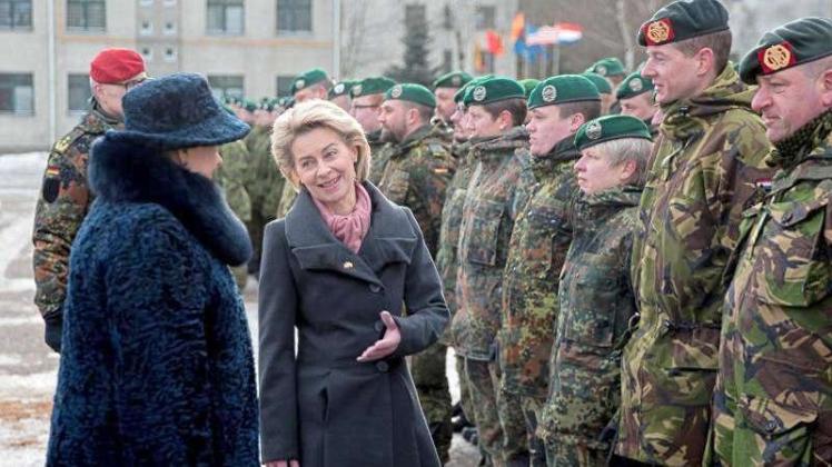 Verteidigungsministerin von der Leyen (M) und die litauische Präsidentin Grybauskaite begrüßen in Rukla Bundeswehrsoldaten und Soldaten des multinationalen Gefechtsverbandes. 