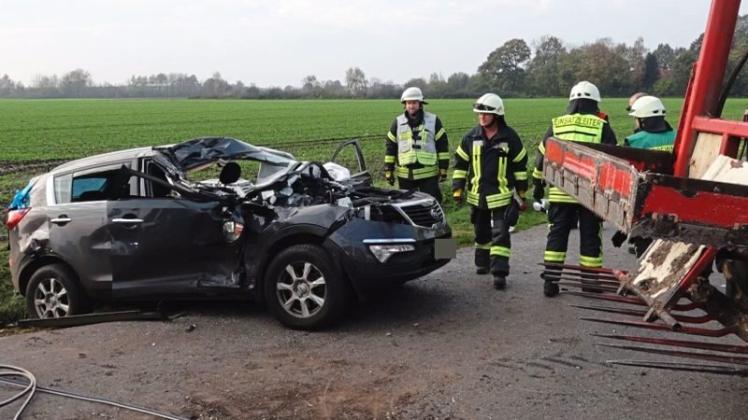Schwerer Unfall in Dötlingen: Ein Trecker mit Gabelaufsatz (r.) rammt ein Auto, in dem die Fahrerin schwer verletzt wird. 