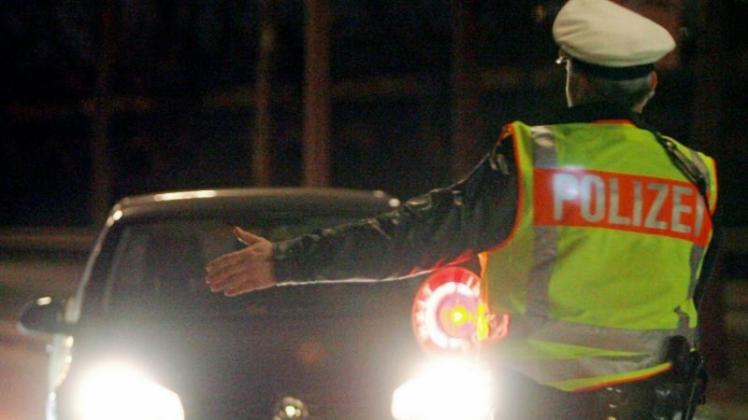 Einen Autofahrer, der in Schlangenlinien auf der Dwoberger Straße unterwegs war, hat die Polizei am Samstagabend gestoppt. Symbolfoto: dpa
