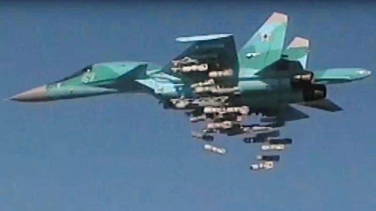 Eine russische Suchoi Su-34 wirft über Syrien ihre Bombenlast ab. Foto: Russisches Verteidigungsministerium/Archiv