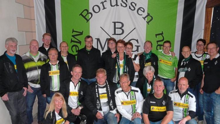 Mitglieder der Borussen Metropole Grönegau zelebrieren zum Saisonauftakt im DFB-Pokal ein Rudelgucken. Fotos: H. Dierks