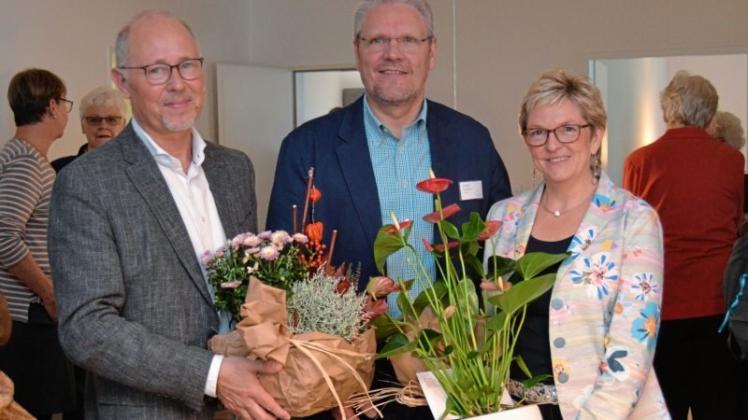 Hospizkreis in neuen Räumen mitten in Ganderkesee: Die Bürgermeister Holger Lebedinzew (links) und Alice Gerken gratulieren dem zweiten Vorsitzenden Rainer Heinken. 