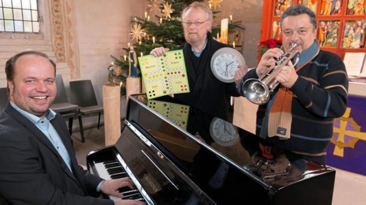 Arndt Baeck (am Klavier), Pastor Backenköhler und Alexander Potiyenko (Trompete) laden zum Konzert am Neujahrstag ein. 
