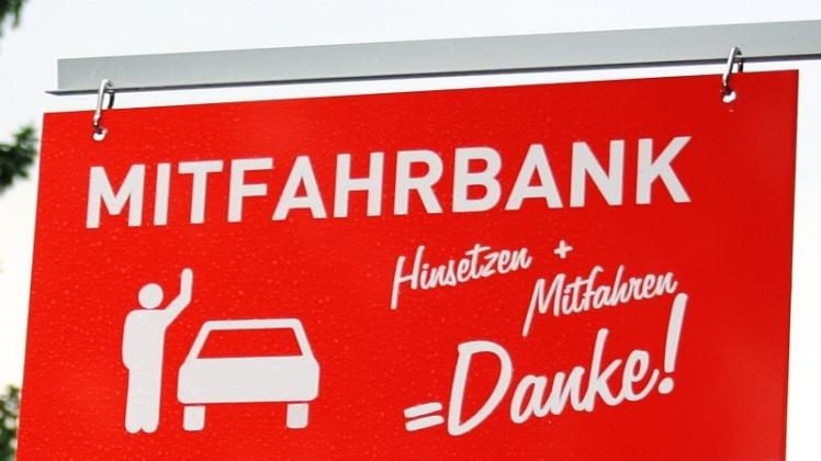 Ein Schild erläutert die Funktionsweise der Mitfahrbank. Symbolfoto: Miriam Schönbach/dpa