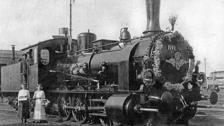Die Dampflok Mecklenburg, Baujahr 1909, wurde 1917 zum 50-jährigen Eisenbahnjubiläum geschmückt. 
