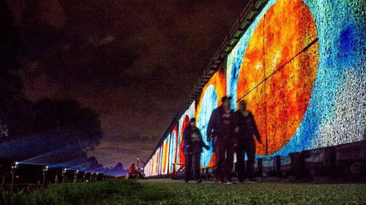 Kunst auf Gradierwerken: Die „lichtsicht Projektionsbiennale“ in Bad Rothenfelde ist ein besonders spektakuläres Kunstereignis. Hier eine Ansicht von der fünften Ausgabe 2015. 