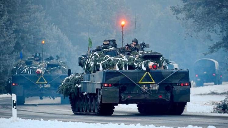 Kolonne mit Leopard-Panzern der Bundeswehr am 17.01.2017 auf dem Weg zu einer deutsch-niederländischen Militärübung auf dem Truppenübungsplatz Jägerbrück. 