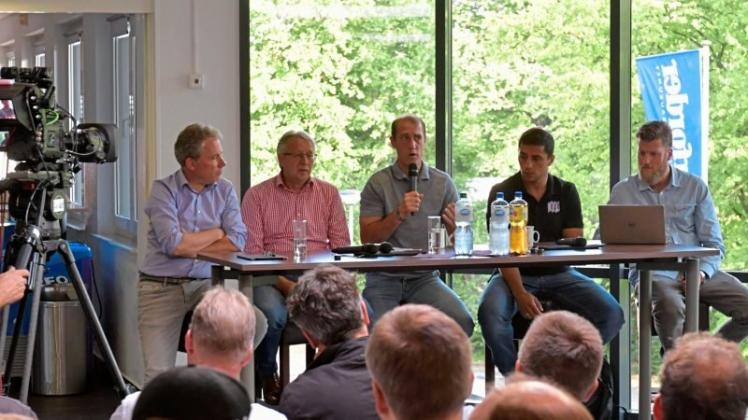 Standen den VfL-Fans Rede und Antwort: (von links) Jürgen Wehlend, Lothar Gans, Joe Enochs, Halil Savran und Moderator René Kemna. 