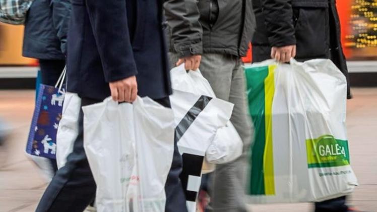 Gut eingekauft: Menschen flanieren mit Einkaufstüten über die Zeil in Frankfurt. 