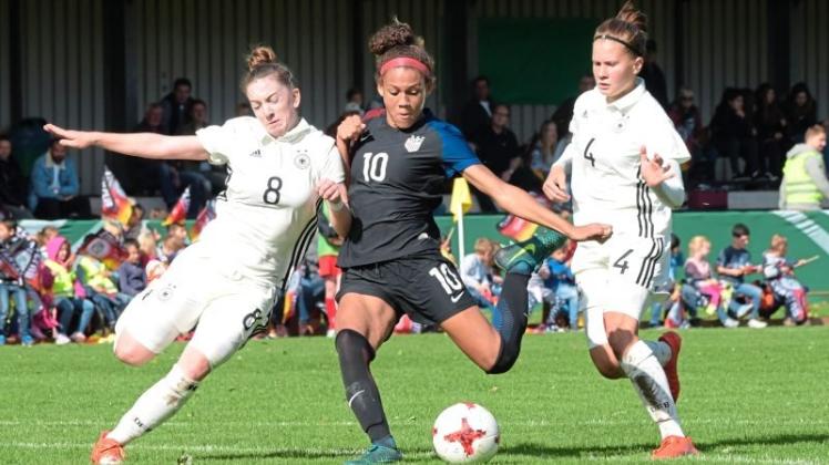 Die deutschen Verteidigerinnen Nina Schumacher und Emilie Bernhardt taten sich gegen Trinity Rodman schwer. Die US-Stürmnerin war die beste Spielerin auf dem Platz. Die deutschen Verteidigerinnen Nina Schumacher und Emilie Bernhardt taten sich gegen Trinity Rodman schwer. Die US-Stürmnerin war die beste Spielerin auf dem Platz.