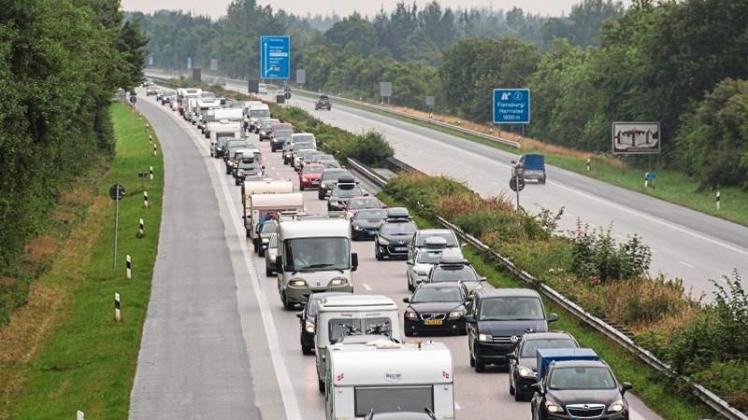 Fahrzeuge stauen sich auf der A7 bei Flensburg an der Grenze zu Dänemark auf einer Länge von etwa vier Kilometern. 