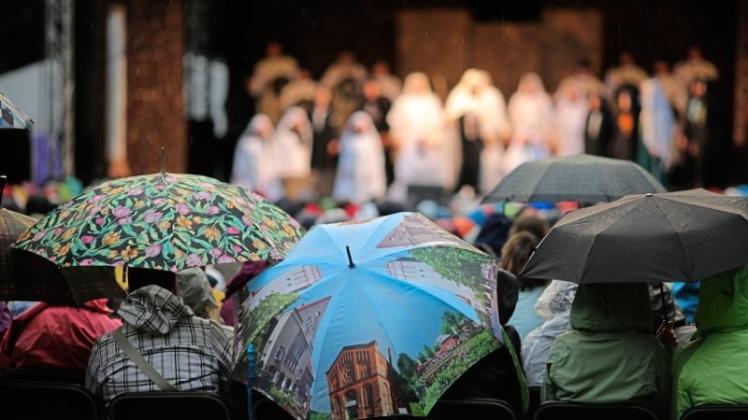 Zum Glück hat es nicht durchgehend geregnet: Die Zuschauer der Opernaufführung auf der Burginsel haben sich gegen das schlechte Wetter gewappnet. 