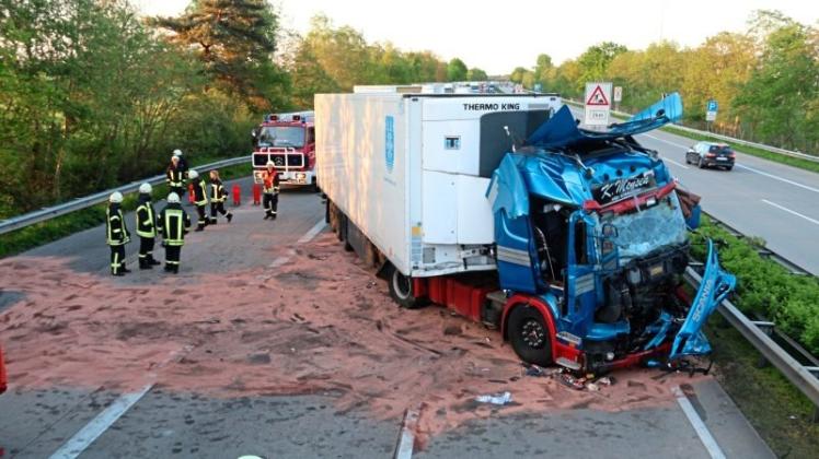 Ein Lastwagenfahrer ist bei einem Unfall auf der Autobahn 1 bei Groß Ippener (Landkreis Oldenburg) schwer verletzt worden. 