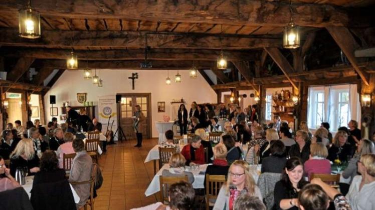 Der Soroptimistinnen Club Meppen/Lingen hat zum sechsten Mal zu einem Frühstück mit Freundinnen ins Heimathaus Versen ein geladen und dabei 4250 Euro Spenden gesammelt. 