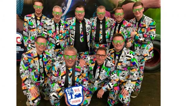In Partystimmung: Eine kleine Delegation des VfL Stenum ist seit Donnerstag wieder bei der Darts-WM im Londoner Alexandra Palace. In Partystimmung: Eine kleine Delegation des VfL Stenum ist seit Donnerstag wieder bei der Darts-WM im Londoner Alexandra Palace.