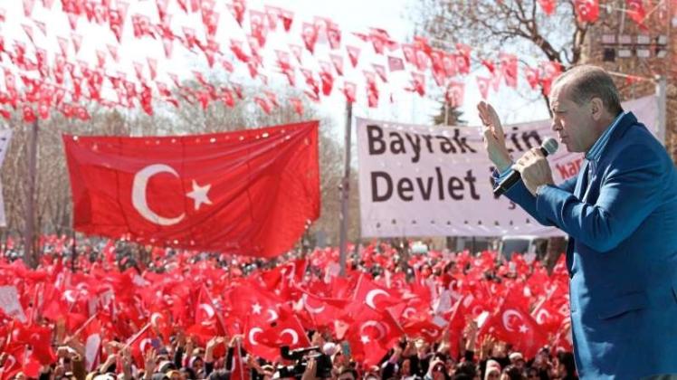 Kommt der türkische Präsident Erdogan nach Deutschland, um für seine Verfassungsreform zu werben? Allein die Möglichkeit ruft Kritik hervor. 