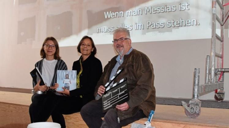 Aneta Palenga und Dr. Annett Reckert von der Städtischen Galerie freuen sich mit Pfarrer Thomas Meyer über die Videoinstallation in der Stadtkirche. 
