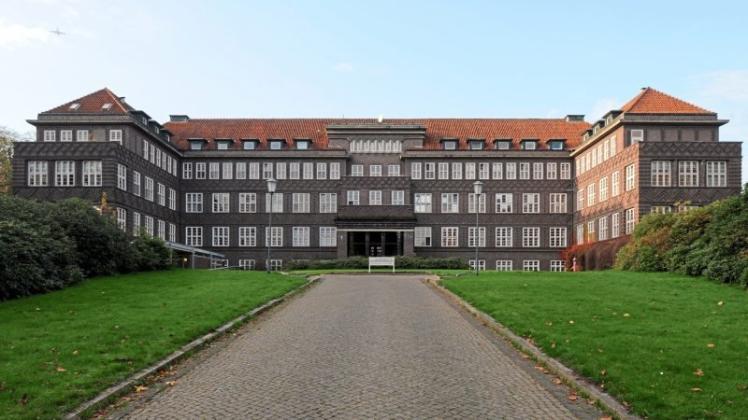 Der denkmalgeschützte Höger-Bau prägt das Bild es Krankenhausgeländes an der Wildeshauser Straße. 