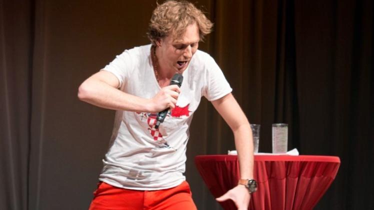 Comedy mit vollem Einsatz: Boris Stijelja präsentiert sein Soloprogramm „Ċevapčići to go“ in der Mensa am Steinacker. 