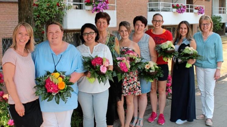Pflegedienstleitung Eva Maria Herrmann (links) und Einrichtungsleitung Mechthild Haslöwer (rechts) gratulierten Yvonne Oldendorf, Catalina Elgueta, Klara Gneiding, Christine Hessler, Irina Schwarz, Julia Minneker und Inika Wiens (von links). 