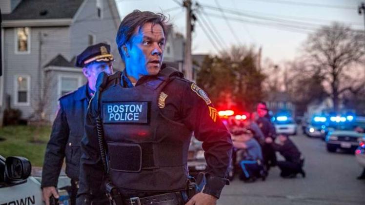 In dem Drama „Boston“ versucht der Polizist Tommy Saunders (Mark Wahlberg) nach den Bombenanschlägen während des Bostoner Marathonlaufs den Überblick zu behalten. 