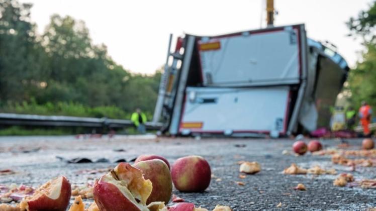 Nachdem der mit Äpfeln beladene Lkw umgekippt ist, bleibt die A27 voraussichtlich noch bis Freitagmittag gesperrt. 