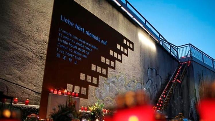 In Duisburg brennen an der Unglücksstelle jedes Jahr Kerzen. 