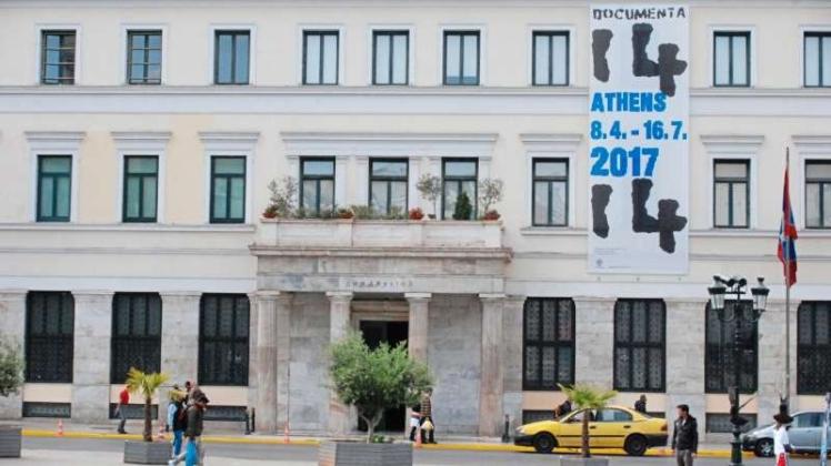 Politische Statements, aber geringe Sichtbarkeit? Am Rathaus von Athen am Platz Kotzias im Zentrum der griechischen Hauptstadt ist eines der wenigen Plakate zu sehen, die in Athen auf die Documenta 14 hinweisen. 