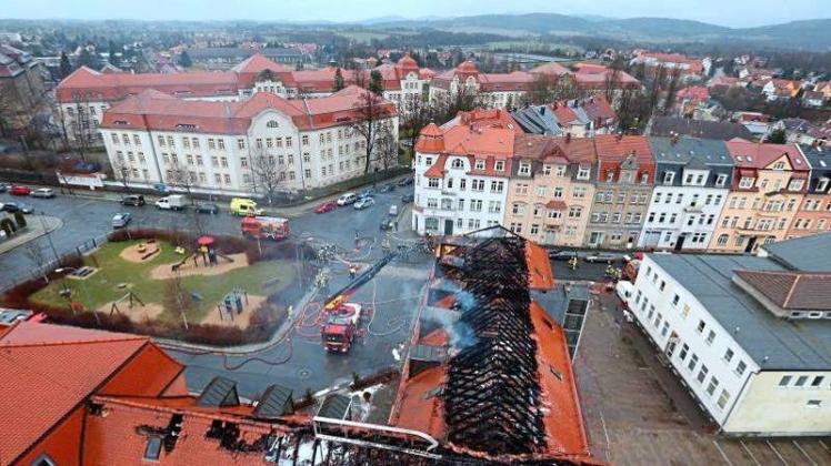 Blick auf den ausgebrannten Dachstuhl einer geplanten Flüchtlingsunterkunft in Bautzen (Sachsen). 