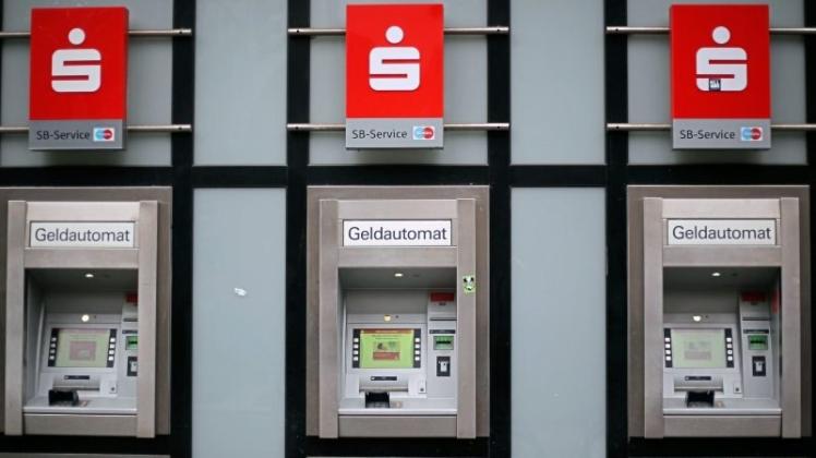 Einige Sparkassen und Volksbanken haben das kostenlose Geldabheben am Automaten eingeschränkt, in Delmenhorst sind aber keine Neuerungen geplant. Symbolfoto: Oliver Berg/dpa