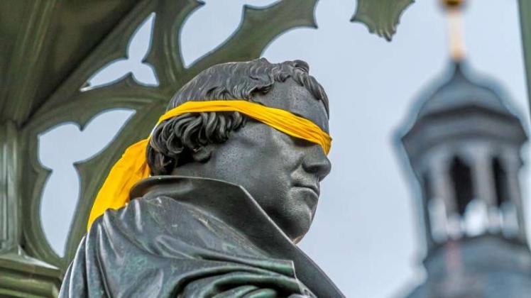 Als Abgrenzung und Protest zu Luthers Antisemitismus hatte Friedrich Kramer (Direktor der Evangelischen Akademie Sachsen-Anhalt in Wittenberg), dem Standbild von Martin Luther vor zwei Jahren in Wittenberg eine gelbe Augenbinde angelegt. 