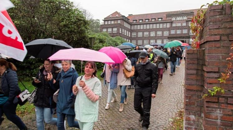 Am Freitag verliehen Mitarbeiter des Krankenhauses ihren Unmut Ausdruck. Neue Kritik an der Geschäftsführung um Sanierer Ralf Delker kommt indes von der SPD. 