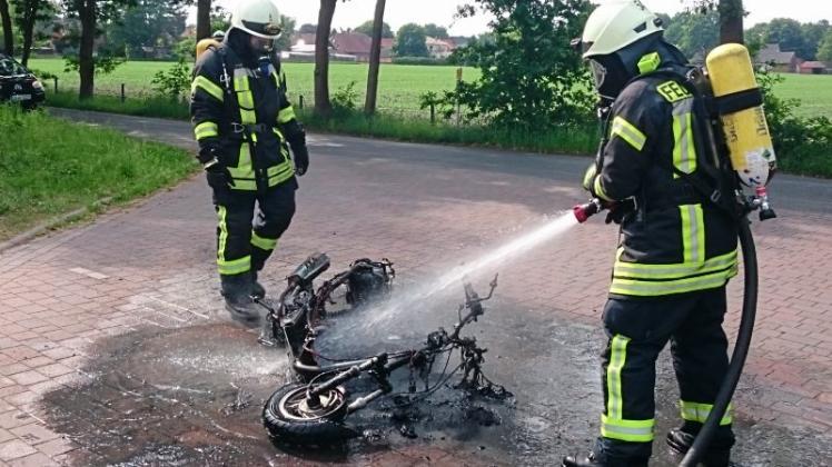 Am späten Montagnachmittag hat ein Motorroller am Bohlenweg in Streekermoor Feuer gefangen. 