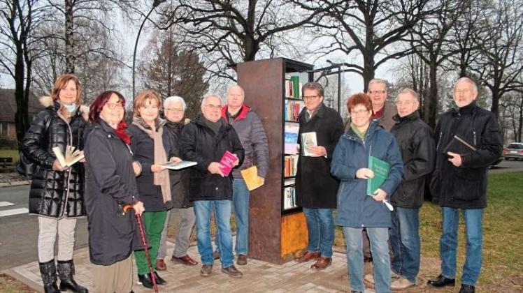 Der öffentliche Bücherschrank steht am Wissinger Kreisel. Mitglieder des Arbeitskreises Dorferneuerung waren die ersten Bücherwürmer. 