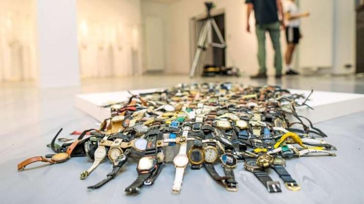 Auf kurz vor Zwölf standen die Uhren für den Kunstraum hase29 in der Osnabrücker Hasestraße. Nach einem Ratsbeschluss ist die Zukunft der Galerie jedoch vorerst gesichert. 
