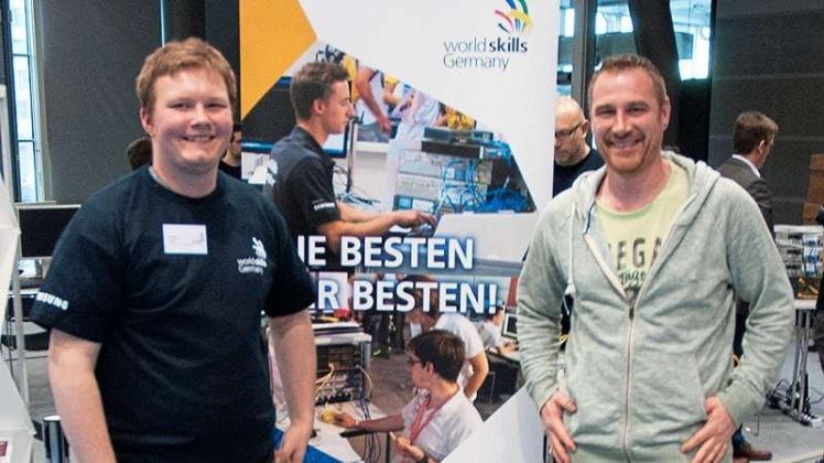 IT-Azubi Piere Wöhl (links) und Ausbilder André Zimmermann freuen sich sichtbar über Pieres vierten Platz bei der Deutschen Meisterschaft von „WorldSkills Germany“. 