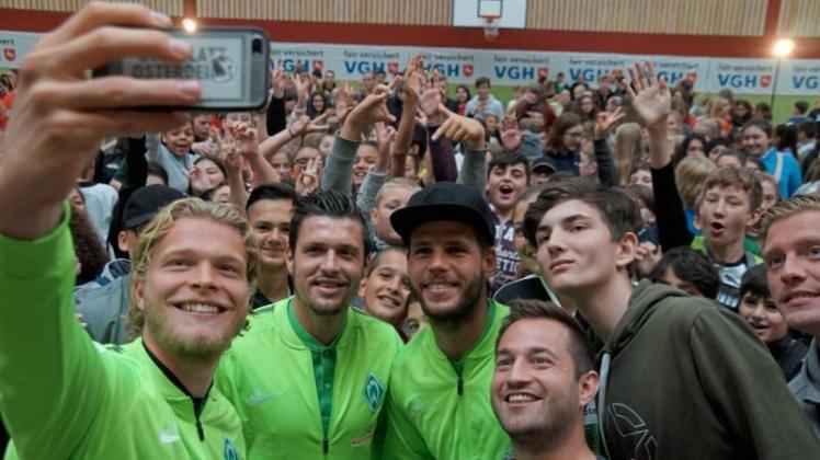 Selfie mit den Schülern: Die Werder-Spieler (v. l.) Jesper Verlaat, Zlatko Junuzovic und Justin Eilers waren in der IGS Delmenhorst zu Gast. 