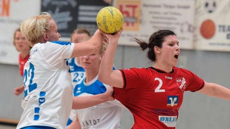 Wurden aufgehalten: Die Oberliga-Handballerinnen der HSG Hude/Falkenburg um Katharina Stuffel (rechts) verloren ihr Heimspiel gegen Maike Leder und den ATSV Habenhausen mit 23:32. 
